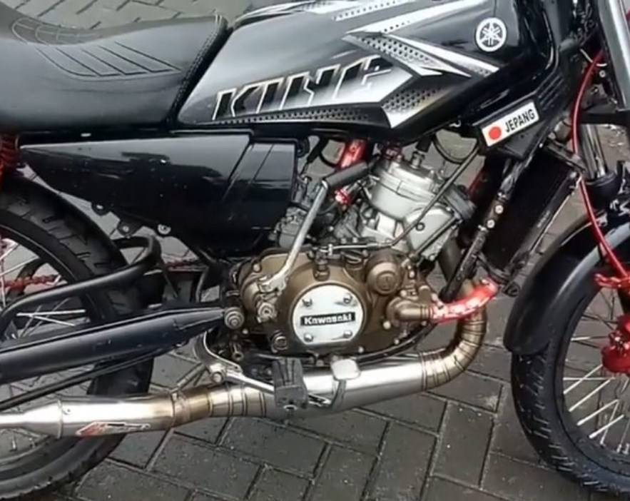 Penampakan Yamaha RX King ditancepin mesin Kawasaki Ninja 150, edian tenan !