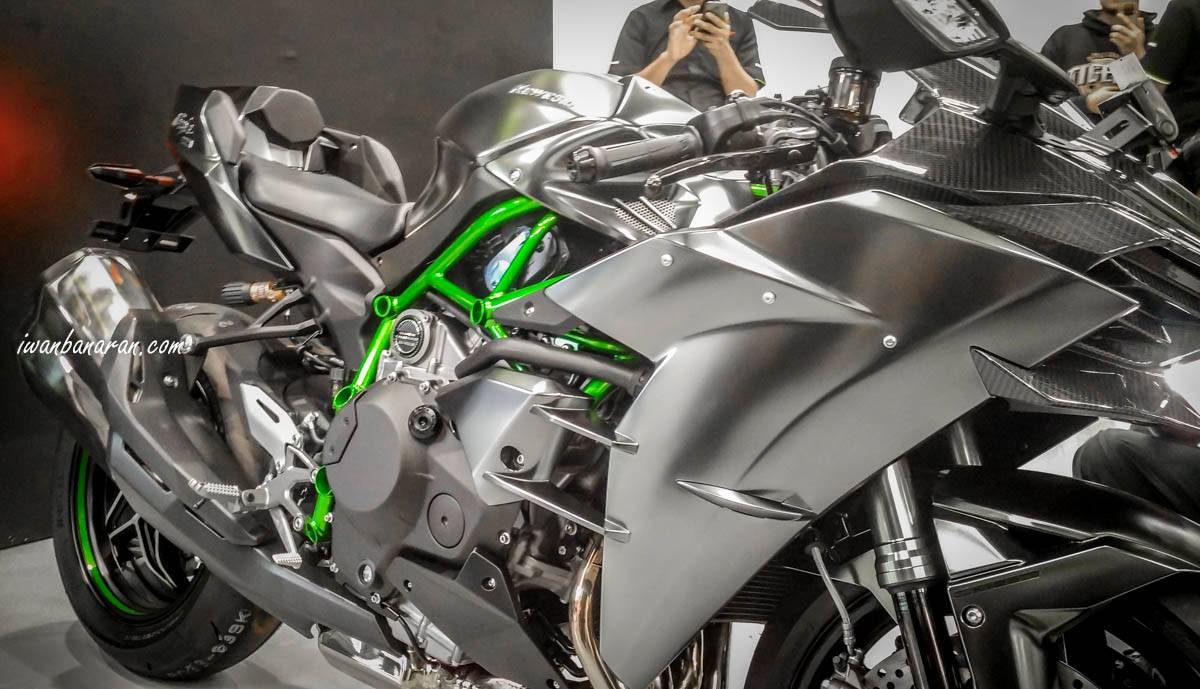 Mega gallery : Bedah perbedaan Kawasaki Ninja H2 Carbon vs H2 standar !!