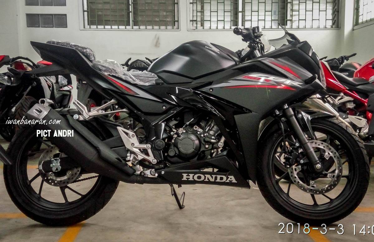 Penampakan warna baru Honda CBR150R 2018, hitam doff keren cak !!