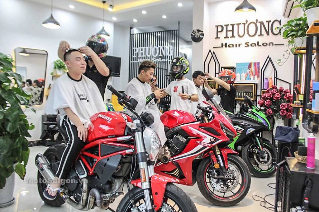 Salon ini bikin heboh, tawarkan Potong rambut sambil duduk di atas moge !!