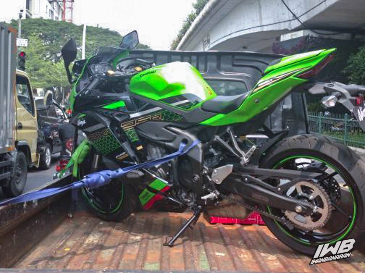 [HOT] Termonitor Kawasaki Ninja ZX-25R digotong diatas mobil pick up, sudah distribusi ??