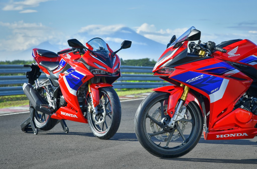 Mega gallery New CBR150R Tricolor, warnanya emang ampuh tenan !!