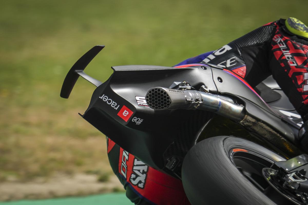Aprilia perkenalkan spoiler aneh pada buritan RSGP, apa fungsinya ?!