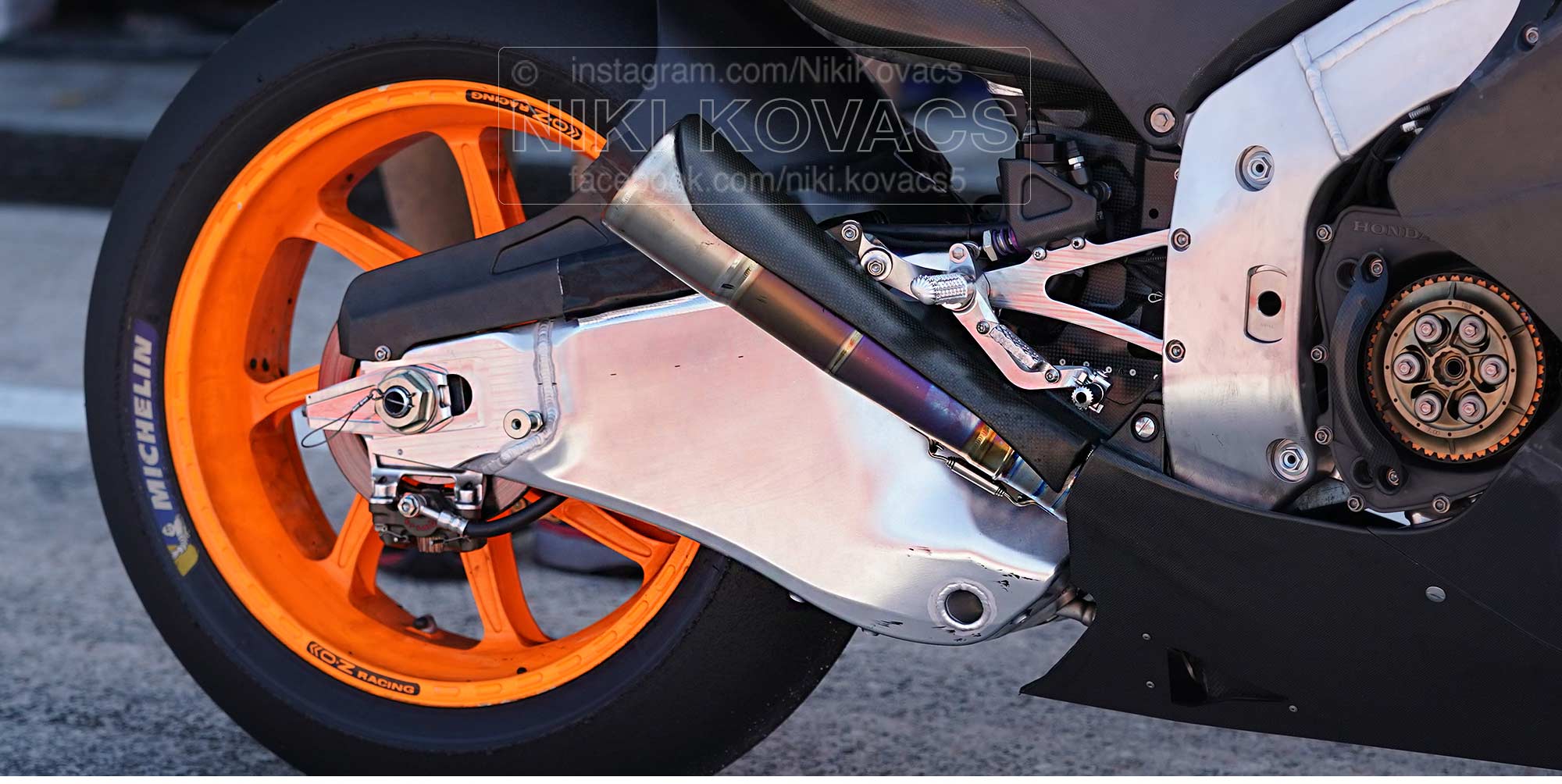 Kenapa Honda RC213V pakai swing arm Kalex ? Apakah kurang pede buatan sendiri ?
