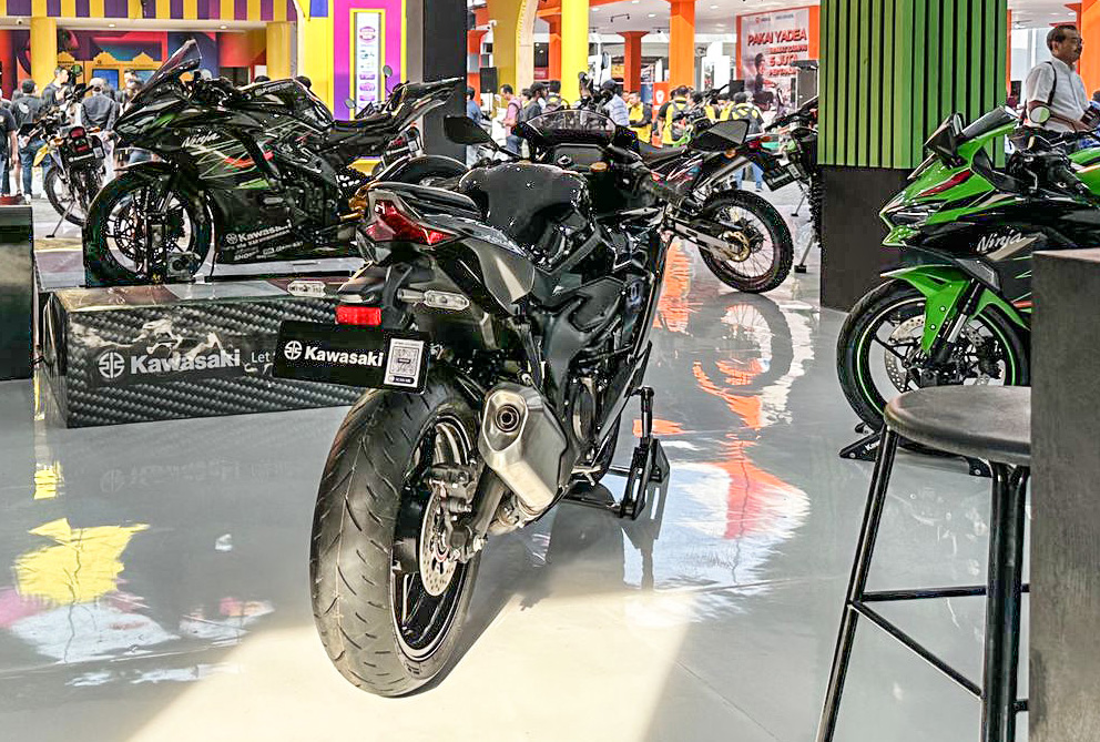 Stop press !! Kawasaki Indonesia tebar pesona di PRJ, auranya geng ijo emang beda !!!