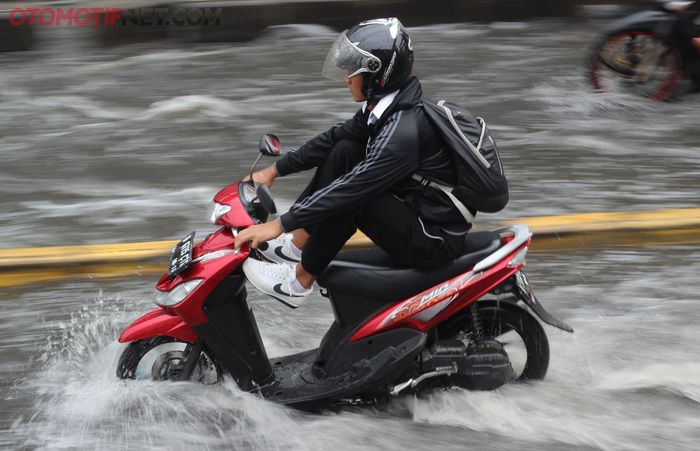 HATI-HATI….INI TIPS LEWATI GENANGAN AIR !!