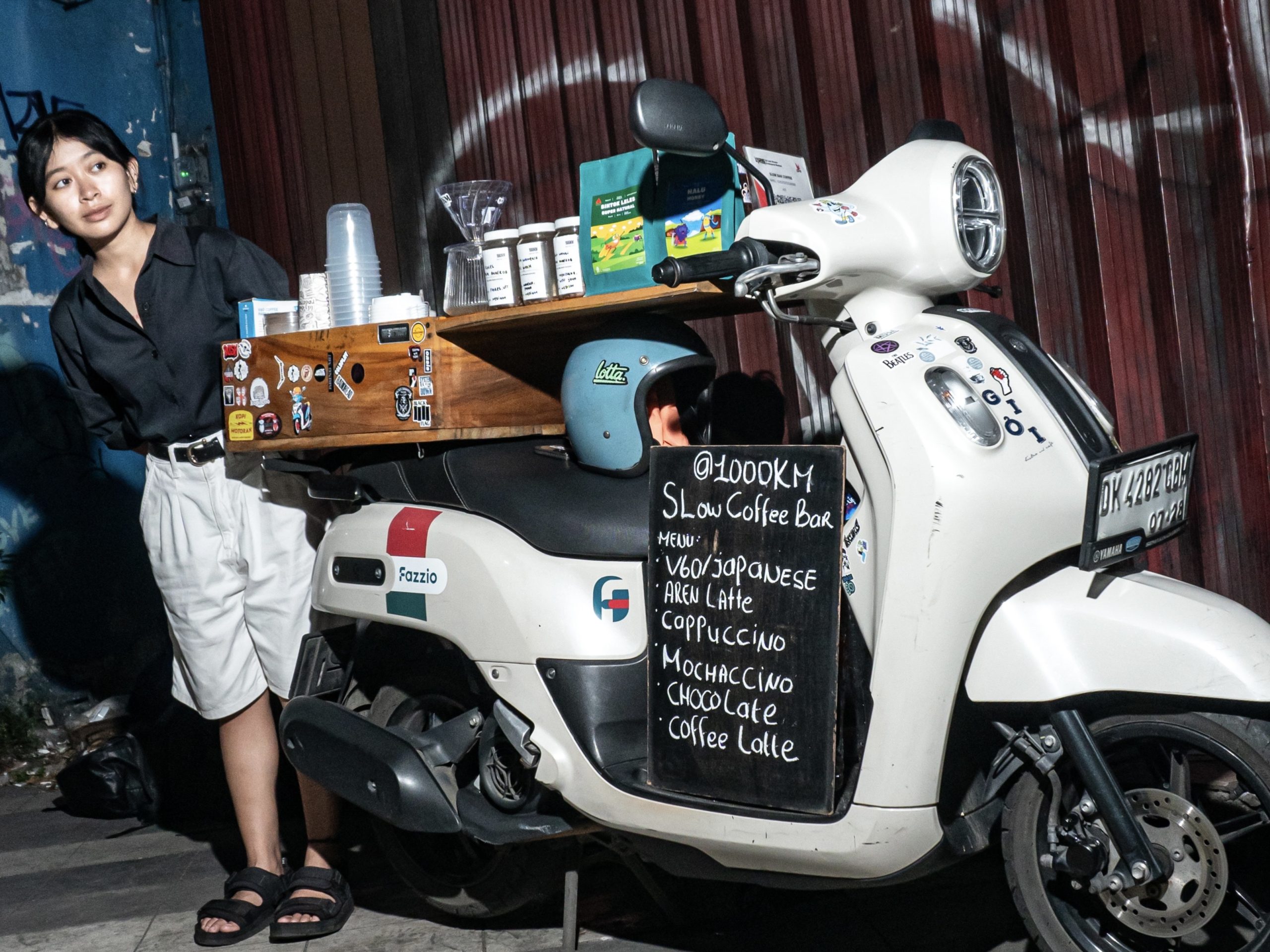 Gokil….Cewek ini jadikan Yamaha Fazzio sebagai Coffe berjalan !!