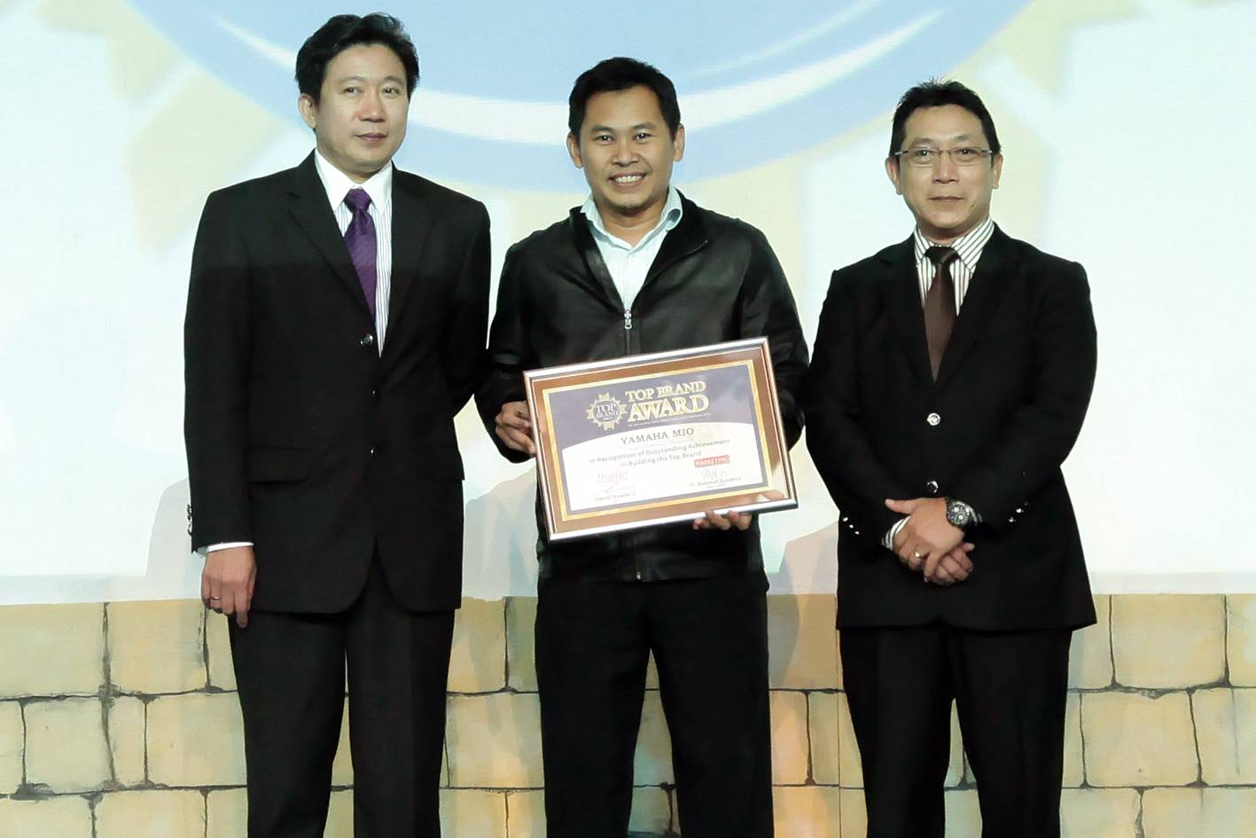 Eko Prabowo GM Marketing Communication & Community Development Yamaha Indonesia menerima piagam Top Brand Award
