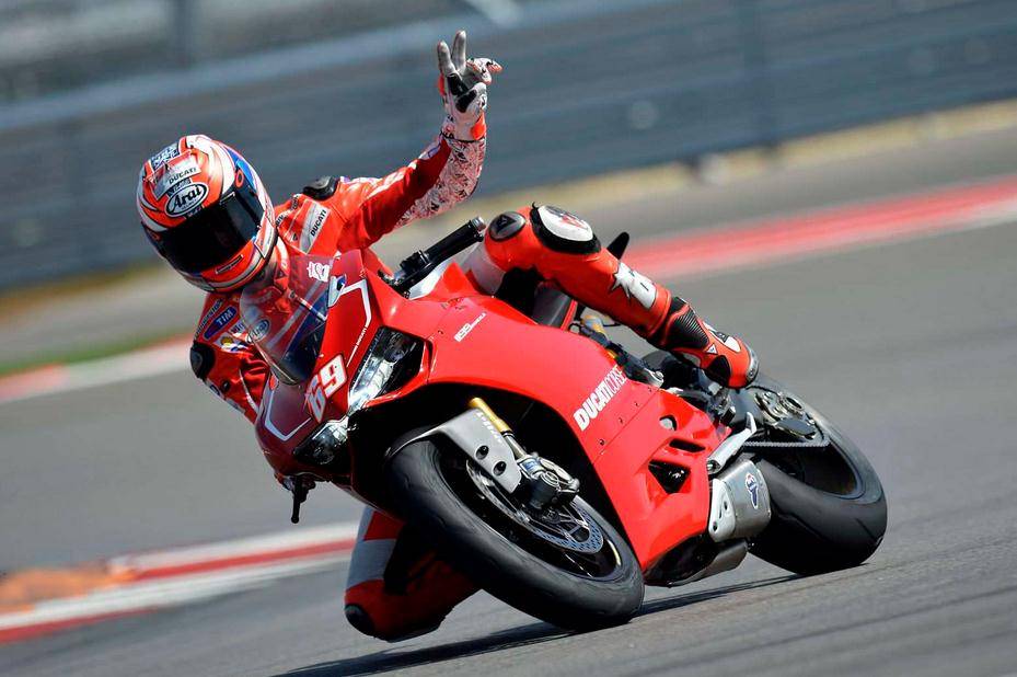 Nicky Hayden ngetes Panigale...