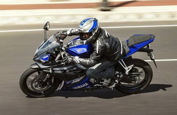2014-Yamaha-YZF-R125-EU-Race-Blu-Action-006