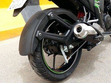 2014-yamaha-fz-version-2-gallery-rear-tyre-hugger-5_640x480