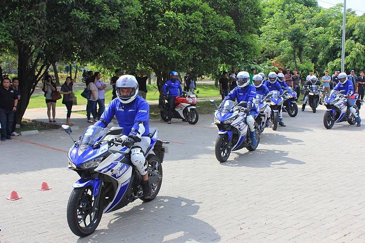 Praktek test ride konsumen R25 di kawasan Ancol