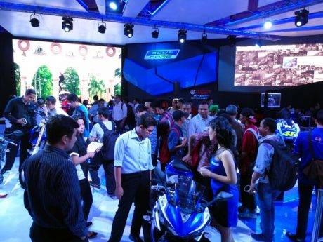 Keramaian pengunjung di booth Yamaha Indonesia Motorcycle Show