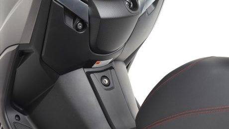 2015-Yamaha-XMAX-125-ABS-EU-Matt-Grey-Detail-010