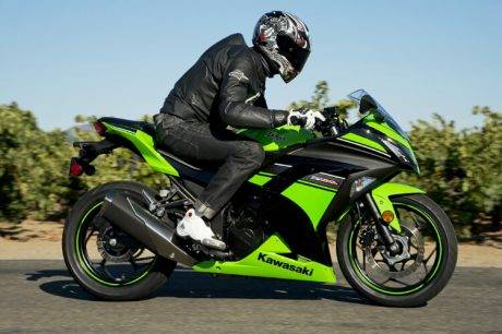 Kawasaki-Ninja-300-action-vii