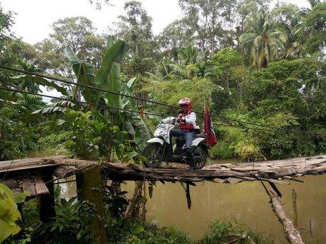 Riders melewati jembatan rusak di daerah Krui (2)