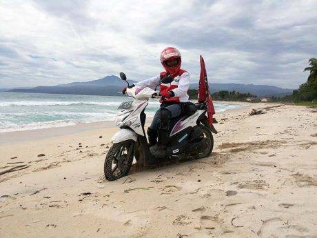 Riders saat melewati tempat wisata di Krui