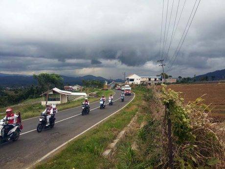 riders melewati jalan liwa lampung barat