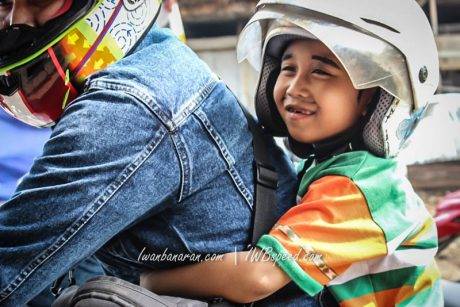 Senyum sumringah salah satu anak jalanan di daerah Penjaringan saat diajak merasakan serunya berkendara dengan sepeda motor Honda Big Bike