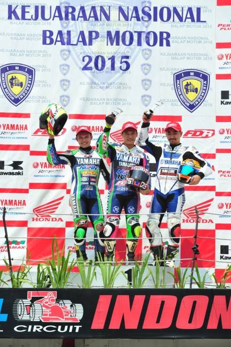 Trio Yamaha naik podium (Hendriansyah juara nasional tampak kiri) di kelas Sport 250cc Seri 5 Indonesia Road Racing Championship