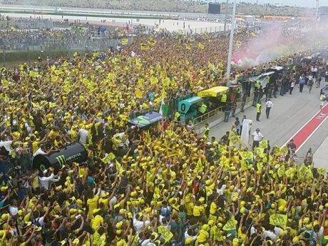 fans-rossi-padati-podium-marquez-motogp-misano-2015