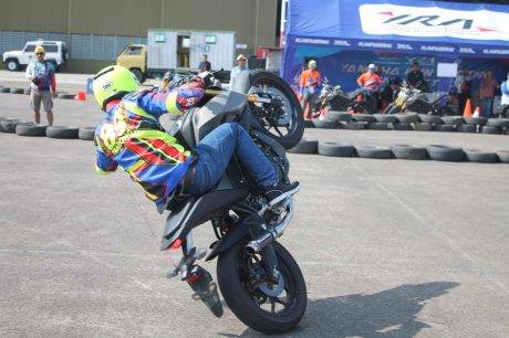 Aksi freestyle Wawan Tembong dengan Yamaha MT-25 dalam event Yamaha support HUT TNI AU ke-70 di Pangkalan Lanud Halim Perdanakusuma (2)