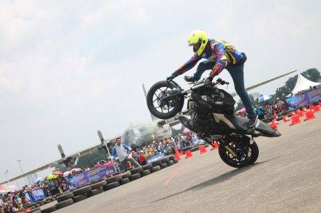 Aksi freestyle Wawan Tembong dengan Yamaha MT-25 dalam event Yamaha support HUT TNI AU ke-70 di Pangkalan Lanud Halim Perdanakusuma (5)