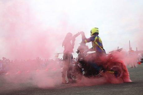 Aksi freestyle Wawan Tembong dengan Yamaha MT-25 dalam event Yamaha support HUT TNI AU ke-70 di Pangkalan Lanud Halim Perdanakusuma (6)