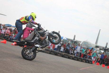 Aksi freestyle Wawan Tembong dengan Yamaha MT-25 dalam event Yamaha support HUT TNI AU ke-70 di Pangkalan Lanud Halim Perdanakusuma (7)