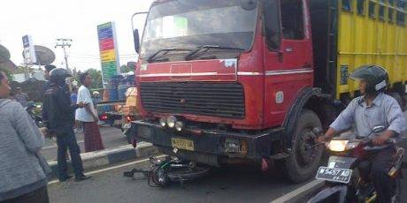 Wahai Pengendara Motor, Kalian Pasti Akan Terkejut Jika Mendengar Pengakuan Sopor Truk Ini!