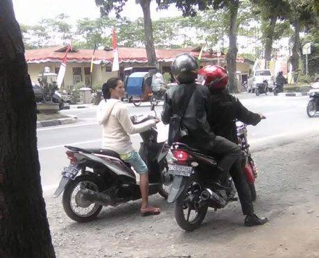 Debt-collector-cegat-konsumen-di-jalan